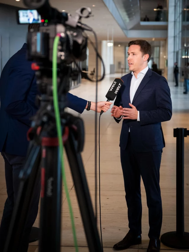 Weniger Streit und Motzen – mehr Anpacken! 💪

Zur Bilanz nach einem Jahr Bundesregierung habe ich mit @welt.nachrichtensender gesprochen. Für mich gilt: Entscheidend sind nicht Schlagzeilen, sondern konkrete Ergebnisse für unser Land und unsere Heimat. Zum Beispiel:

✅ 500 Milliarden Euro Investitionen in unsere Infrastruktur durch das Sondervermögen
✅ Unsere Bundeswehr wird nach Jahrzehnten der Vernachlässigung endlich massiv gestärkt
✅ Mehr Investitionen, mehr Sicherheit und mehr Tempo für Deutschland

Was wir jetzt brauchen: gerechte Reformen und einen klaren Fokus auf starke Wirtschaftspolitik. Weniger Streit, mehr Mut und mehr Lösungen.

🔹 Sozialstaat modernisieren – effizienter, digitaler und nachhaltig finanziert
🔹 Steuerreform für normale und mittlere Einkommen – echte Entlastung für Familien
🔹 Mietpaket gegen Abzocke – für bezahlbares Wohnen und Schutz für Hunderttausende Haushalte

Politik muss liefern. Genau darum geht es. 🇩🇪

#BundesregierungBilanz #Deutschland