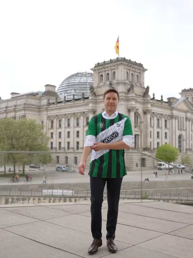 Trikots im Bundestag!!! 🔥❤️

Zum Trikottag zeigen Menschen in ganz Deutschland, wo ihr Herz schlägt: auf dem Platz, in der Halle und im Verein vor Ort. Es geht um Leidenschaft, Zusammenhalt und echte Heimatgefühle – quer durch alle Ligen. 💪

Ich habe heute mal ein altes Trikot aus meiner Heimat rausgeholt. Wer kennt es noch? 😊

#Trikottag #Heimat #Vereine #Sport #Bundestag Zusammenhalt