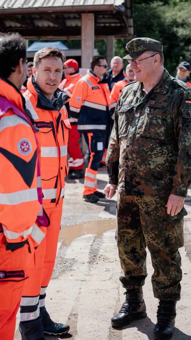 Starke Zusammenarbeit im Saarland für unsere Sicherheit 🚨🤝

Bei der Übung „Saarex26“ in der Gemeinde Kirkel wurde deutlich, wie wichtig die Zusammenarbeit von Bundeswehr, zivilen Hilfsorganisationen, Polizei und Feuerwehr im Ernstfall ist. Gemeinsam mit Feuerwehr, Polizei, THW, DRK, Maltesern, den Johannitern und vielen weiteren Kräften wurde die Versorgung und der Transport verletzter Einsatzkräfte nach einem Unfall geübt.

Als ehrenamtlicher Vorstand der Johanniter-Unfall-Hilfe war es mir wichtig, selbst vor Ort dabei zu sein. Mein großer Respekt gilt allen Einsatzkräften, die hier mit hoher Professionalität, Engagement und Teamgeist zusammengearbeitet haben. 👏

Gerade in herausfordernden Zeiten zeigt sich: Auf unsere Blaulichtfamilie, unsere Hilfsorganisationen, die Bundeswehr sowie Polizei und Feuerwehr ist Verlass. Danke für Euren Einsatz für unsere Sicherheit und unseren Zusammenhalt. 💪🇩🇪

#Saarex26 #Johanniter #Bundeswehr #Feuerwehr #Polizei THW DRK Malteser Blaulicht Ehrenamt Zusammenhalt