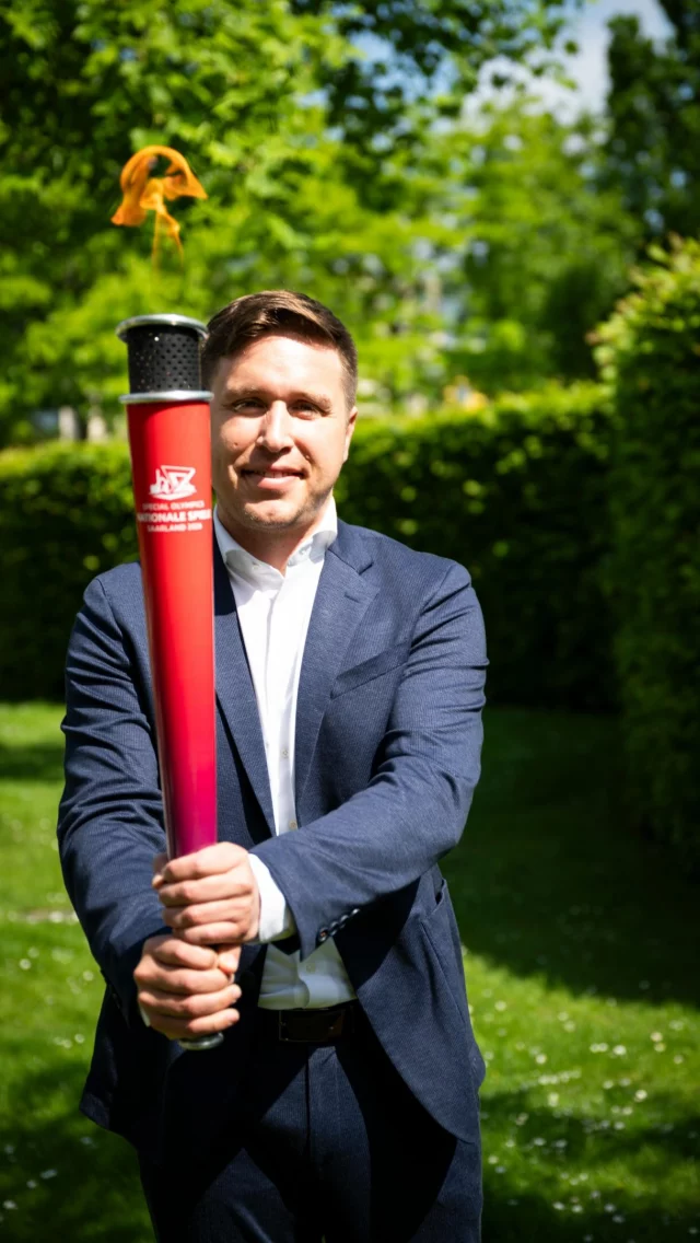 🏅🔥Die „Flamme der Hoffnung“ brennt – die @specialolympicsdeutschland kommen ins Saarland!

In der Vertretung des Saarlandes beim Bund in Berlin wurde heute feierlich die Fackel der @specialolympicssaarland entzündet – jetzt ist sie auf dem Weg in unsere Heimat. 

Vom 15. bis 20. Juni finden im Saarland die Nationalen Spiele der Special Olympics Deutschland statt – die Meisterschaften für Menschen mit geistiger und mehrfacher Behinderung.

Unser Saarland wird dann zur Bühne für echte Teilhabe, echte Vielfalt und echten Zusammenhalt. 

Die Zahlen zeigen, wie groß dieses Ereignis ist:
🏅 4.000 Athletinnen und Athleten aus ganz Deutschland
🏀 27 Sportarten – von Judo bis Basketball
🤝 2.500 Volunteers, die mit ihrem Ehrenamt Großartiges leisten

Aber das Wichtigste ist die Botschaft dahinter:
Inklusion gehört mitten in unsere Gesellschaft – nicht an den Rand.

Diese Spiele zeigen: Jeder Mensch zählt. Jeder Mensch hat einen Platz. Und jeder Mensch kann zeigen, was in ihm steckt. ❤️

Von Saarbrücken über St. Wendel, Merzig und Saarlouis bis nach Homburg – im ganzen Land kommen Menschen zusammen. 

➡️ Und das Beste: Der Eintritt ist kostenlos. Dabeisein ist Saarland! 💪

#SpecialOlympics #Saarland #Inklusion #Zusammenhalt #Vielfalt EchteGemeinschaft