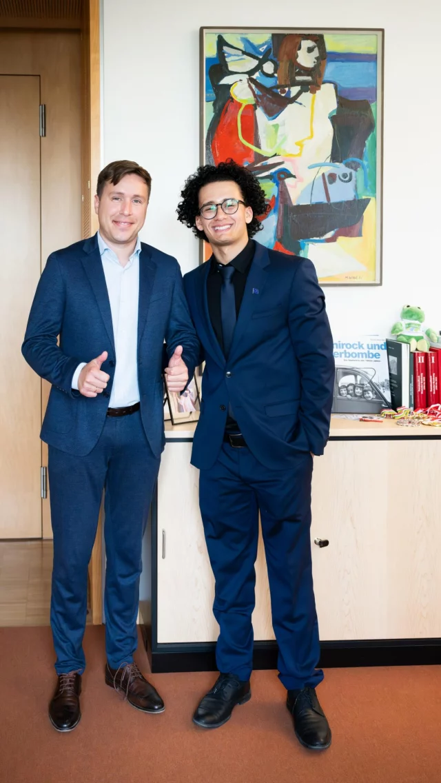 🙌 Ahmad, Annoua und Jonas begleiten mich derzeit im Rahmen einer Hospitanz in Berlin. Sie erleben aus nächster Nähe, wie Politik gemacht wird – von Debatten über Kompromisse bis hin zu Gesetzgebungsverfahren.

Mir ist wichtig, jungen Menschen unabhängig von ihrer Herkunft einen unkomplizierten Zugang zur Politik zu ermöglichen. Denn Demokratie lebt vom Mitmachen.

Gleichzeitig profitieren auch wir von ihren Ideen, Perspektiven und Impulsen. Ein wertvoller Austausch für beide Seiten.

#Politik #Demokratie #Partizipation