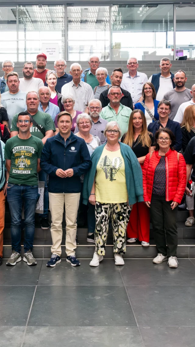 Saarländer in Berlin ❤️

Es ist immer etwas Besonderes, wenn Besuchergruppen aus meinem Wahlkreis nach Berlin kommen. Dann ist ein Stück Heimat zu Gast in der Hauptstadt.

Denn genau darum geht es im Bundestag: die Interessen unserer Heimat zu vertreten und nie zu vergessen, für wen wir hier Politik machen.

Neben vielen privat organisierten Besuchen und Schülergruppen bietet auch das Bundespresseamt mehrmals im Jahr Fahrten aus meinem Wahlkreis nach Berlin an. Das Interesse ist immer groß – und das freut mich sehr!

Wenn ihr auch einmal dabei sein möchtet, meldet euch gerne unter esra.limbacher@bundestag.de.