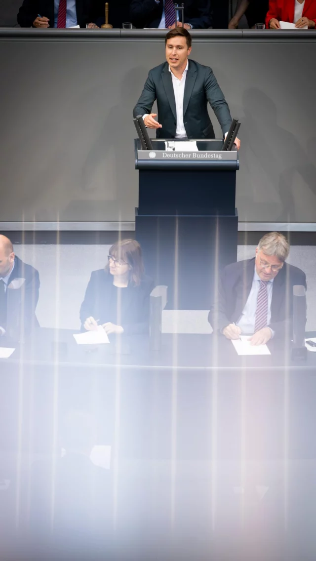 Heute haben wir im Bundestag über schnelleren Wohnungsbau, weniger Bürokratie und den entschlossenen Kampf gegen Schrottimmobilien debattiert. 🏗️

Mit der Reform des Baurechts schaffen wir echte Erleichterungen: schneller bauen, günstiger bauen und mehr Wohnraum schaffen.

Von der AfD kam dazu leider kein konstruktiver Beitrag – stattdessen wieder nur ihre Parole: „Ausländer raus“.

Das macht kein einziges Haus günstiger. Im Gegenteil: Heute arbeiten viele Menschen mit Einwanderungsgeschichte auf unseren Baustellen und leisten einen unverzichtbaren Beitrag, damit in Deutschland überhaupt gebaut werden kann.

Wer bezahlbaren Wohnraum schaffen will, braucht Lösungen statt Stimmungsmache.