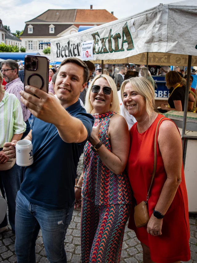 ☀️ Sommer und Feste im Saarland – das gehört einfach zusammen.

Gerade für unsere Vereine ist diese Zeit des Jahres etwas Besonderes. Sie bringt Menschen zusammen, schafft Gemeinschaft und zeigt, wie stark das Ehrenamt bei uns vor Ort ist.

Deshalb freue ich mich immer, bei den vielen Veranstaltungen im Saarland dabei zu sein. In den vergangenen Tagen zum Beispiel beim Stadtfest in Blieskastel oder bei der Freiwilligen Feuerwehr in Kirrberg.

Danke an alle Ehrenamtlichen, Vereine und Organisatoren, die mit ihrem Einsatz dafür sorgen, dass unser Saarland im Sommer so lebendig ist. ❤️