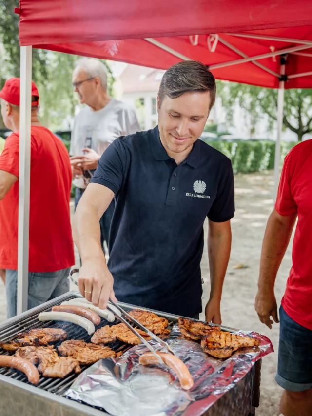 📍 Vor Ort in Quierschied

Zusammenkommen, gemeinsam grillen und über die Dinge sprechen, die uns gerade umtreiben – darum ging es bei meiner Station der „Esra vor Ort“-Tour in Quierschied. 🌭☀️

Quierschied ist eine starke Gemeinde, in der viel passiert und viel angepackt wird. Entsprechend vielfältig waren die Themen: von der Zukunft des Kraftwerks bis hin zu der Frage, wie wir vor Ort für einen wirksamen Hitzeschutz sorgen können.

Danke für die vielen Gespräche, Anregungen und den guten Austausch! Genau darum geht es mir: vor Ort sein, zuhören und gemeinsam anpacken. 💪