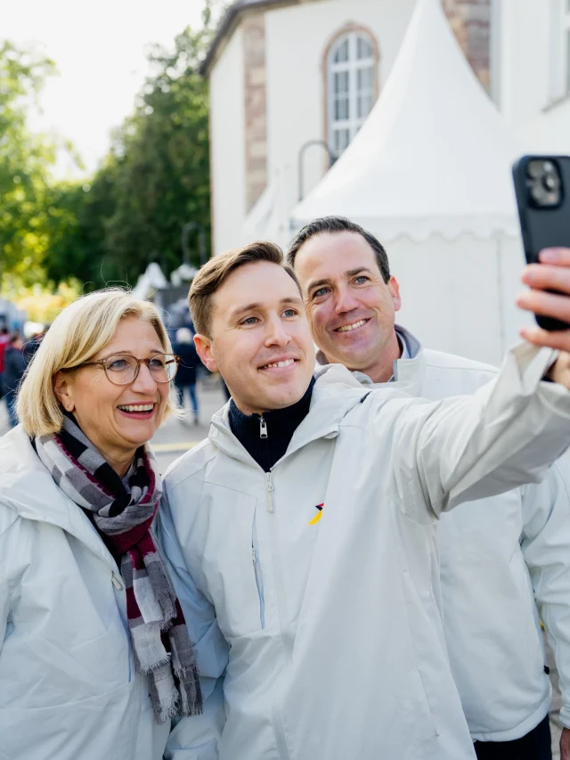 🇩🇪 Was für ein schöner Tag!

Heute vor einem Jahr haben wir den Tag der Deutschen Einheit bei uns im Saarland gefeiert – mitten in Saarbrücken. ❤️

Ein großartiges Fest mit vielen Begegnungen, guter Stimmung und Menschen aus ganz Deutschland. Ein Tag, der gezeigt hat, was uns verbindet und wie schön unser Land ist.