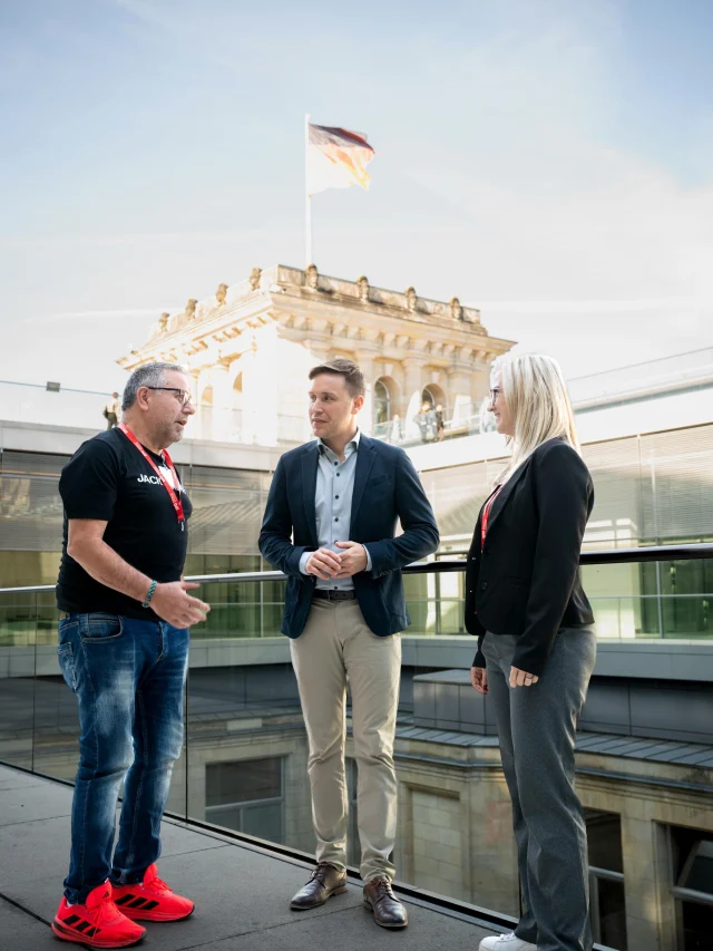 🤝 Saarländische Betriebsräte in Berlin!

Gemeinsam setzen wir uns schon lange für einen starken Industriestandort im Saarland und sichere Arbeitsplätze ein. Jetzt waren @nitsirk_sunshine und Axel Busch vom Betriebsrat des Bosch-Standortes in Homburg zu Gast bei mir im Deutschen Bundestag. Sie sind meiner Einladung zur Betriebsrätekonferenz der SPD-Bundestagsfraktion nach Berlin gefolgt.

Im Mittelpunkt standen Themen, die für viele Beschäftigte in unserer Industrie ganz konkret wichtig sind: die Zukunft der Automobilindustrie und ihrer Zulieferer, gute und sichere Arbeitsplätze und ein verlässlicher Übergang vom Arbeitsleben in die Rente.

Dazu gehört auch das Blockmodell der Altersteilzeit, das vielen Beschäftigten einen flexiblen Übergang in den Ruhestand ermöglicht. Und für uns bleibt klar: der Respekt vor der Lebensleistung muss immer eine Rolle spielen,  bei der Frage nach wie vielen Jahren jemand in Rente gehen kann. Die Rente nach 45 Beitragsjahren bleibt daher wichtig.

Gerade in Zeiten großer Veränderungen braucht es den engen Austausch zwischen Politik, Betriebsräten und Beschäftigten. Denn über die Zukunft unserer Industrie sollten wir nicht nur am Schreibtisch sprechen, sondern gemeinsam mit denen, die jeden Tag in unseren Betrieben arbeiten.

Danke, Kristin und Axel, für den guten Austausch und Euren Einsatz für die Beschäftigten bei Bosch in Homburg! 💪